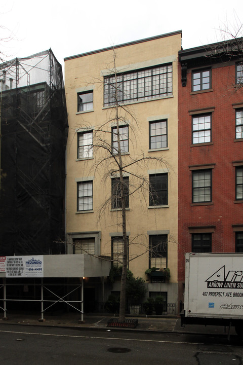 20 W 9th St in New York, NY - Building Photo