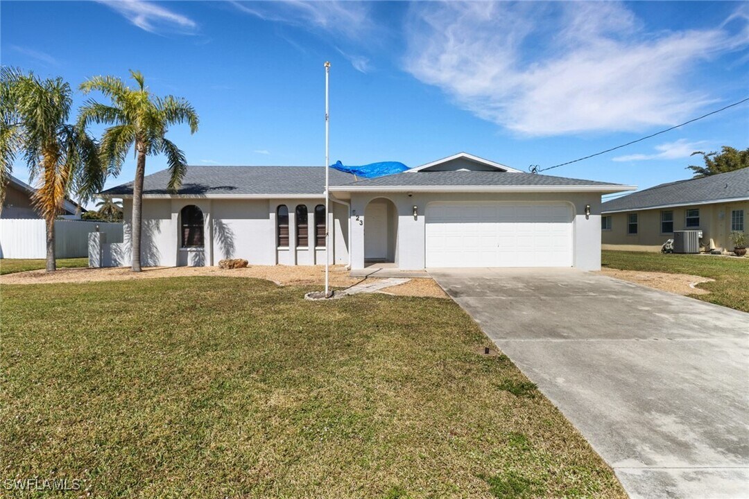 523 SE 32nd Terrace in Cape Coral, FL - Building Photo