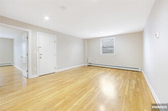 56 Woodward Ave, Unit 2 in Rutherford, NJ - Foto de edificio - Building Photo