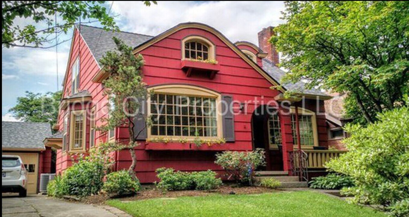 944 NE Hazelfern Pl in Portland, OR - Building Photo