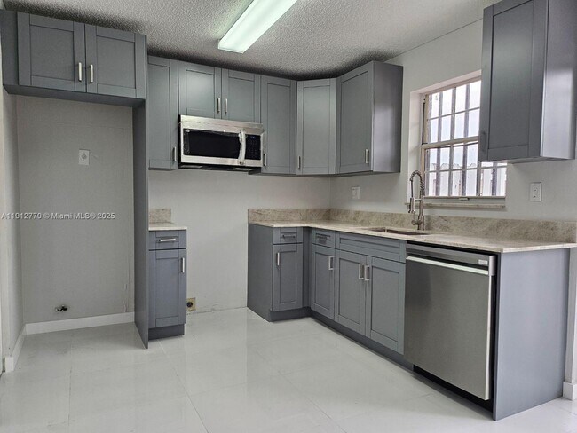 6410 SW 130th Ave in Miami, FL - Building Photo - Building Photo