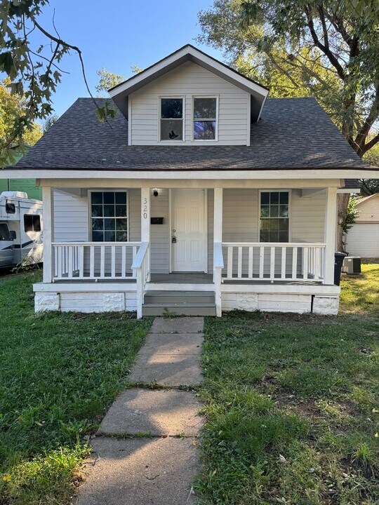 320 Race St in El Dorado, KS - Foto de edificio