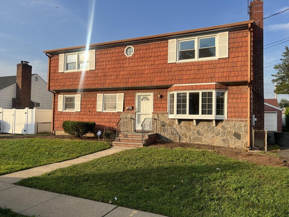 5 Brighton Pl in Hicksville, NY - Building Photo