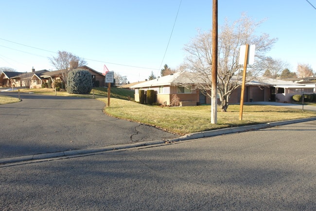 3801 Eastview Dr in Yakima, WA - Foto de edificio - Building Photo
