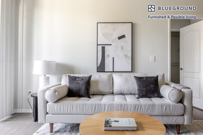 2201 S Beverly Glen Blvd in Los Angeles, CA - Building Photo - Building Photo