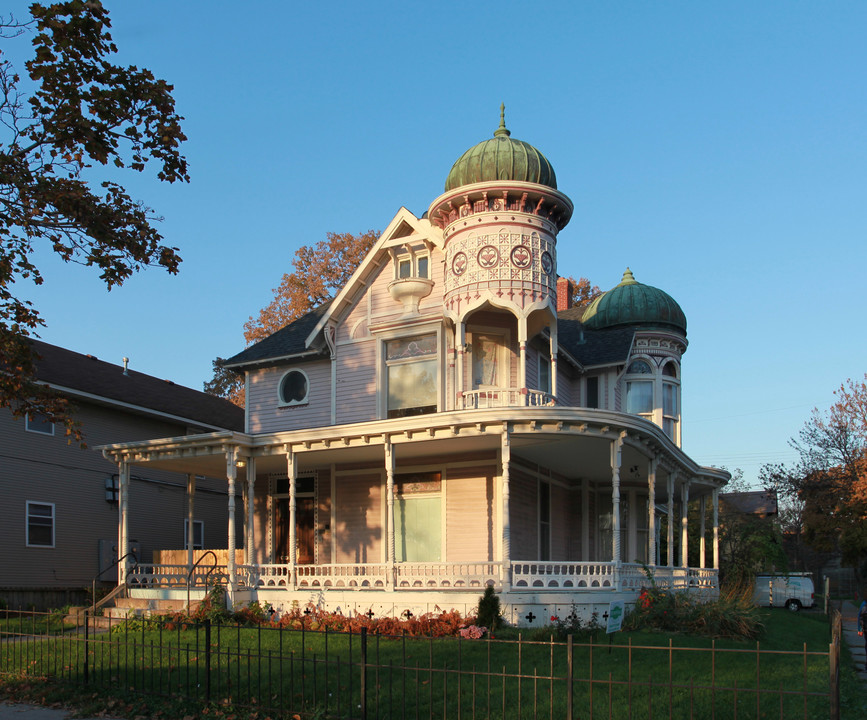 2500 Portland Ave in Minneapolis, MN - Building Photo