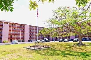 4109 Lake Bayshore Dr, Unit 407 in Bradenton, FL - Building Photo