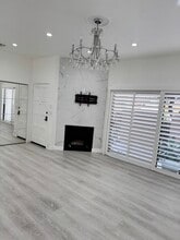 18411 Collins St in Tarzana, CA - Foto de edificio - Building Photo