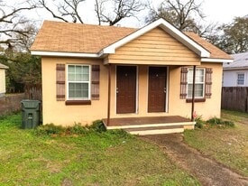 664 Headland Ave in Dothan, AL - Building Photo
