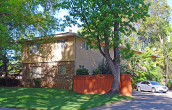 5481 Carlson Dr in Sacramento, CA - Building Photo - Building Photo