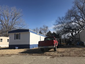 Cottonwood Estates in Junction City, KS - Building Photo - Building Photo