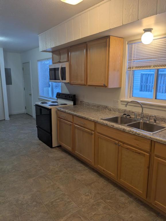 145 E Paras Hill Dr in Hartford, MI - Building Photo - Building Photo