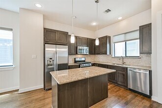2526 Chenevert St in Houston, TX - Building Photo - Building Photo