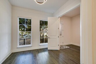 1301 Town Creek Dr in Austin, TX - Building Photo - Building Photo