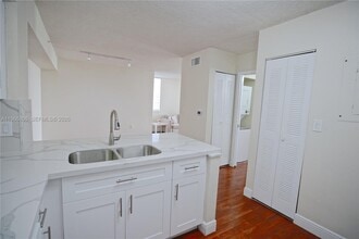 4360 NW 107th Ave in Doral, FL - Foto de edificio - Building Photo