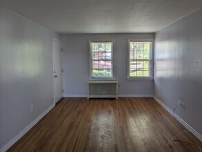 13 Clarmore Dr, Unit 1B in Norwalk, CT - Foto de edificio - Building Photo