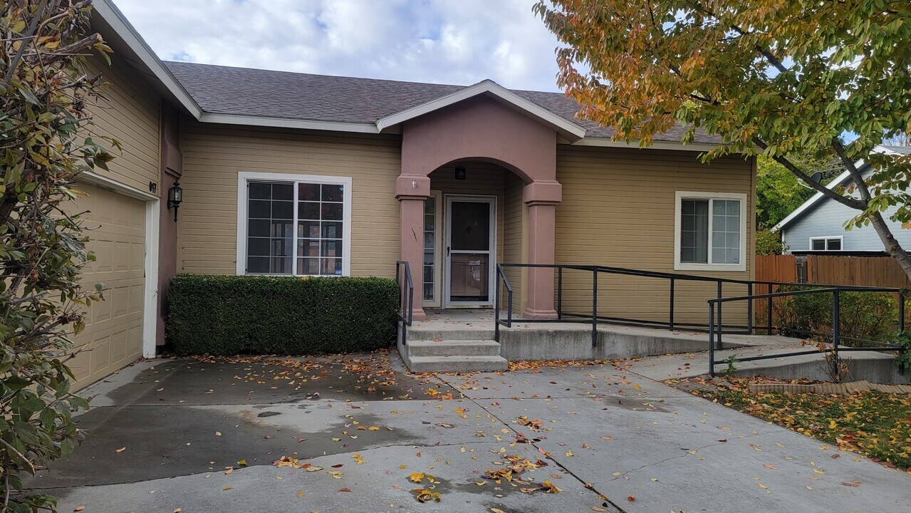 917 W Greenhead St in Meridian, ID - Building Photo
