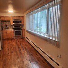 985 N Corona St, Unit 203 in Denver, CO - Foto de edificio - Building Photo