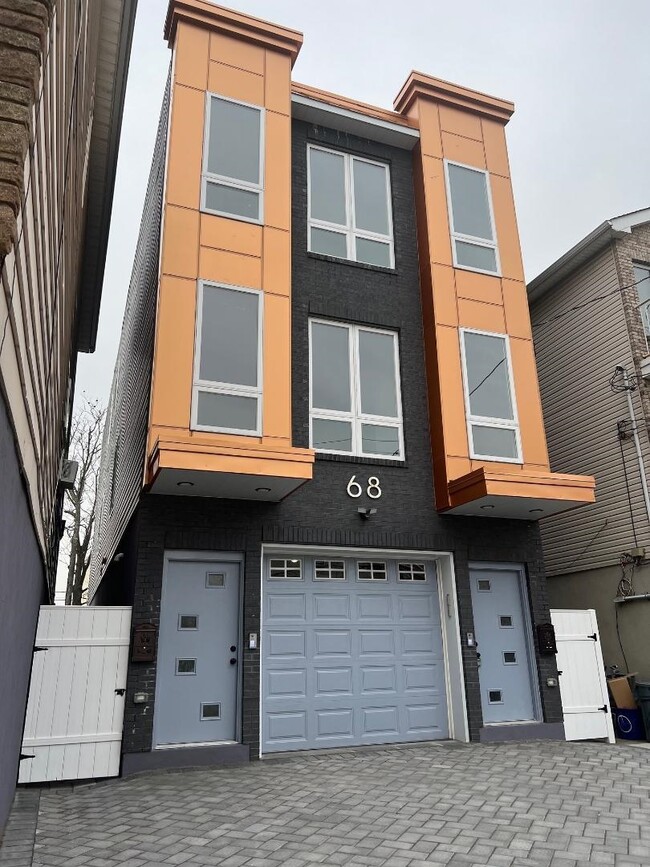 68 W 21st St-Unit -#2 in Bayonne, NJ - Foto de edificio - Building Photo