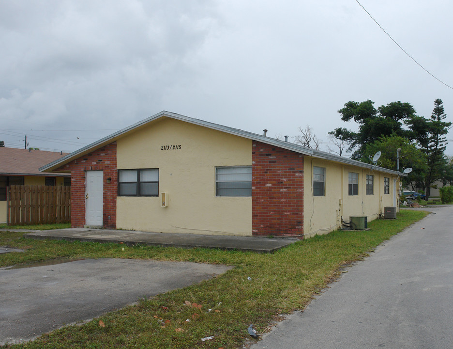 2113-2119 Lee St in Hollywood, FL - Building Photo