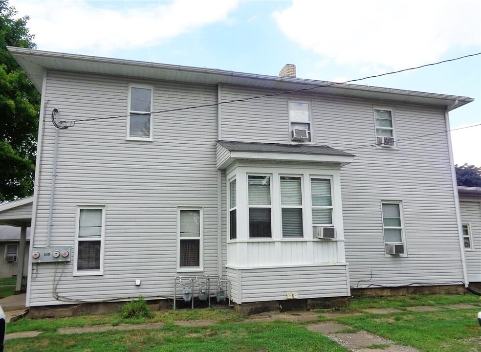 109 Cedar Ln NW in New Philadelphia, OH - Building Photo