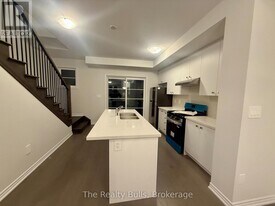 5886 Saigon St in Mississauga, ON - Building Photo