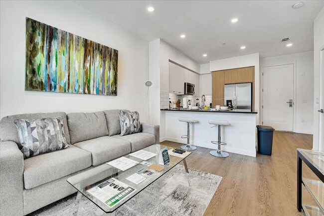 593 Camino De La Reina in San Diego, CA - Building Photo - Building Photo