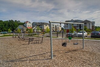 The Nest on 17 in Carrollton, VA - Foto de edificio - Building Photo