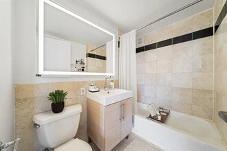 2 S End Ave, Unit 1814 in New York, NY - Foto de edificio - Building Photo