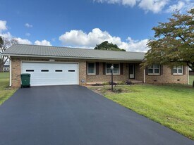 1616 Cave Mill Rd in Bowling Green, KY - Building Photo