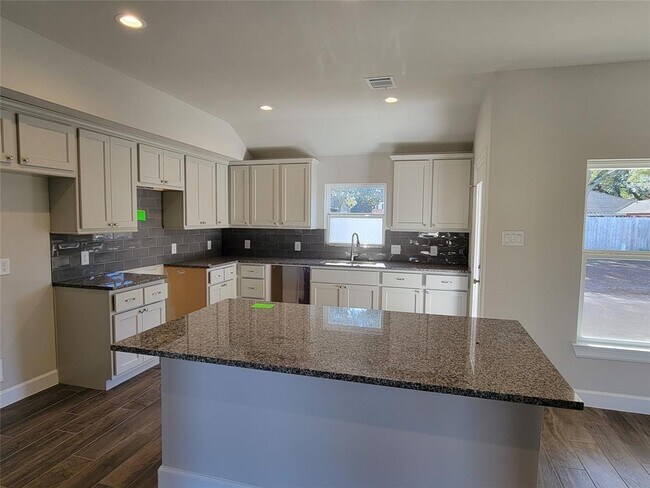 1432 La Delle St in Wharton, TX - Building Photo - Building Photo