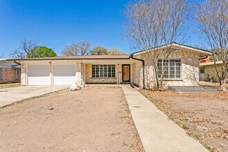 2315 W Summit Ave. in San Antonio, TX - Building Photo - Building Photo