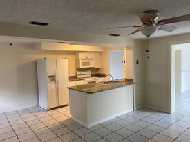 1131 Chancellor Dr in Holiday, FL - Building Photo - Building Photo