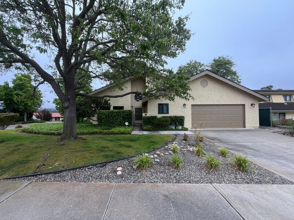 1376 Ken Ave in Santa Maria, CA - Building Photo