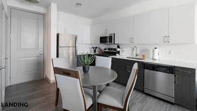 1001 S Center St in Arlington, TX - Building Photo - Building Photo