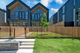 2324 Kirby St in Dallas, TX - Building Photo