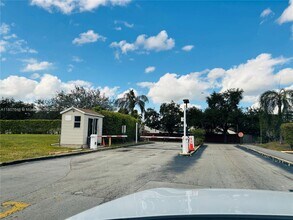 8720 N Sherman Cir in Miramar, FL - Building Photo - Building Photo