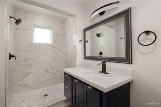 609 E Interstate Hwy 2 in Mission, TX - Foto de edificio - Building Photo