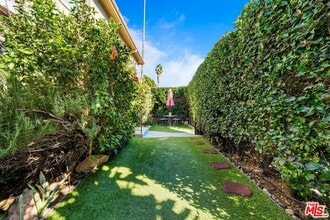 11585 Riverside Dr in Los Angeles, CA - Building Photo - Building Photo