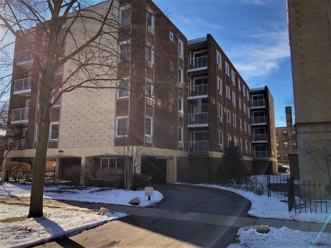 1310 Maple Ave, Unit 2C in Evanston, IL - Building Photo - Building Photo