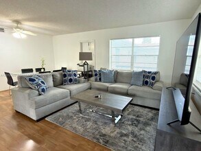 5112 Hollywood Blvd in Hollywood, FL - Building Photo - Building Photo