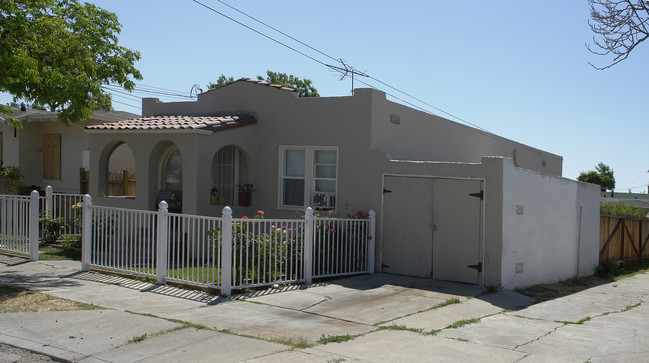 1040 Cutter St in Pittsburg, CA - Foto de edificio - Building Photo