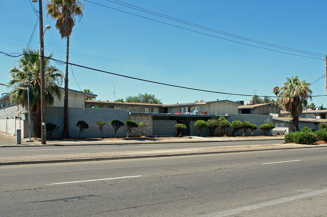 4684 E Shields Ave in Fresno, CA - Foto de edificio