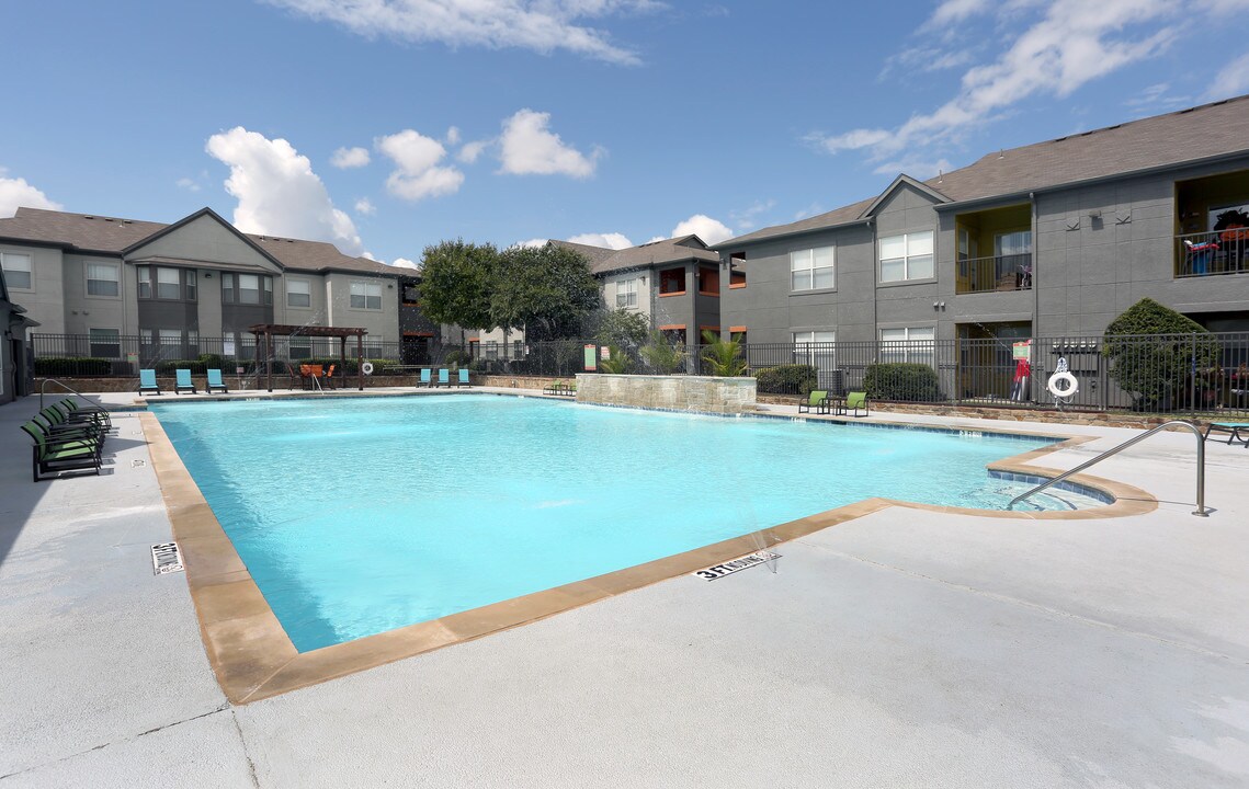 Flats on Chapel Apartments in Waco, TX - Building Photo