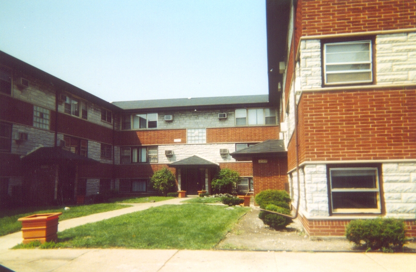 Bishop Park Apartments in Calumet Park, IL - Building Photo