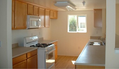 13426 Vanowen St in Van Nuys, CA - Building Photo - Interior Photo