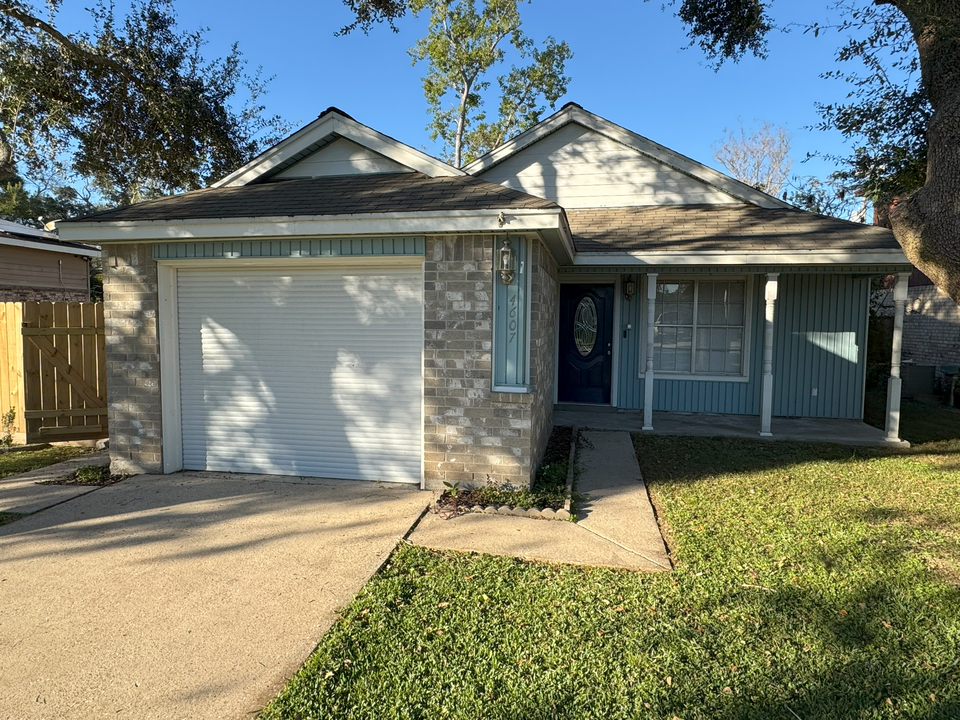 4607 39th St in Dickinson, TX - Building Photo