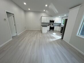 119 W Rogues Path in Huntington, NY - Building Photo - Building Photo