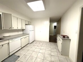 127 Parkview Dr in Luling, TX - Building Photo - Building Photo