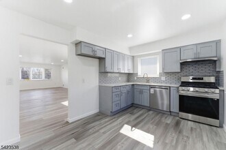 23 Renaissance Dr, Unit 2 in Clifton, NJ - Building Photo - Building Photo